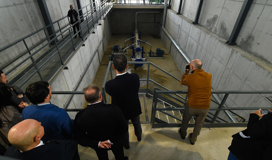 El consejero de Agricultura, Ramón Fernández-Pacheco, durante su visita a la obra de mejora del abastecimiento en alta del municipio de Alhaurín de la Torre (Málaga).